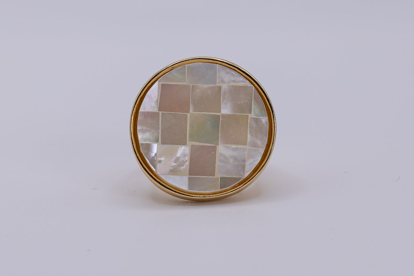 Anello con pietra rotonda