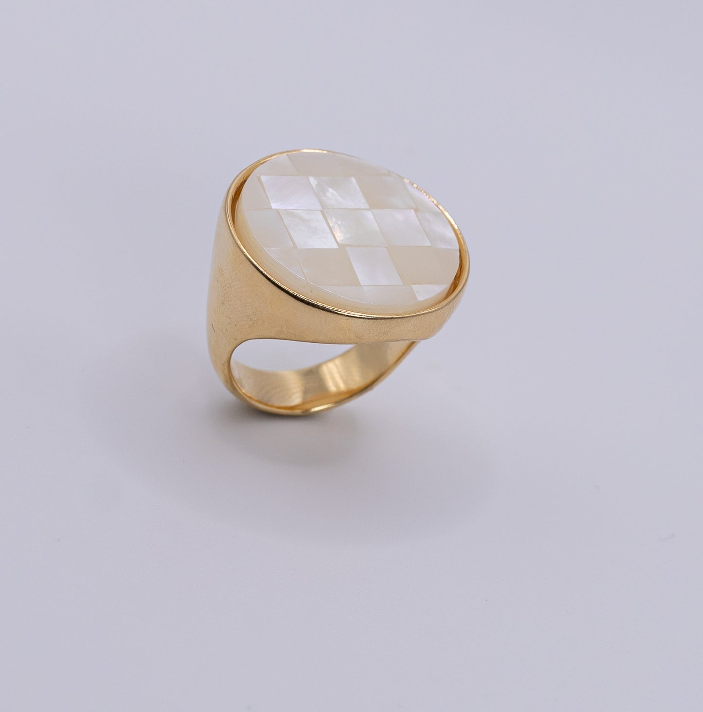 Anello con pietra rotonda