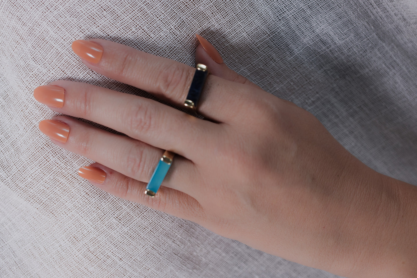 Anello con pietra rettangolare