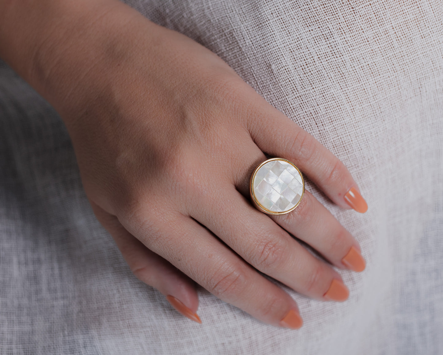 Anello con pietra rotonda