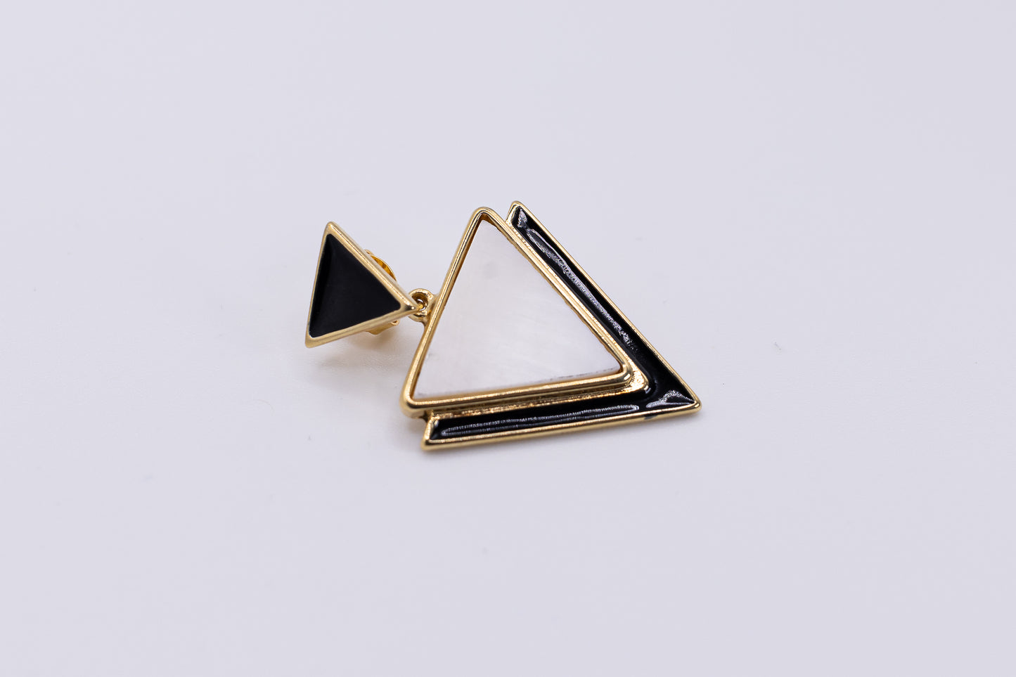 Orecchino con pietra triangolare