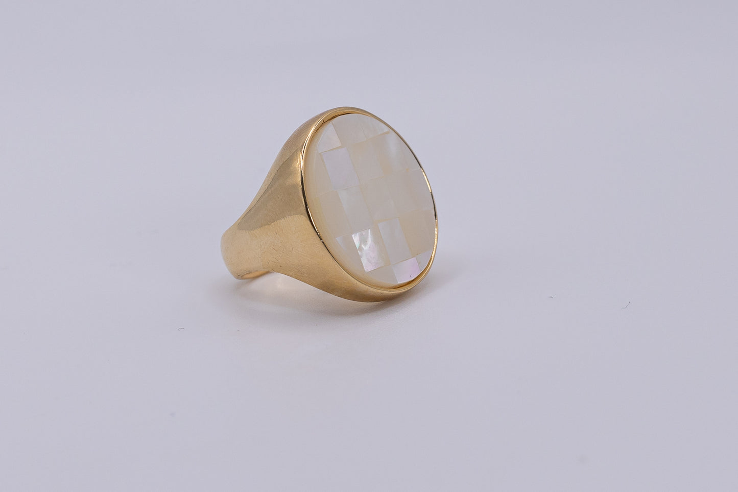 Anello con pietra rotonda