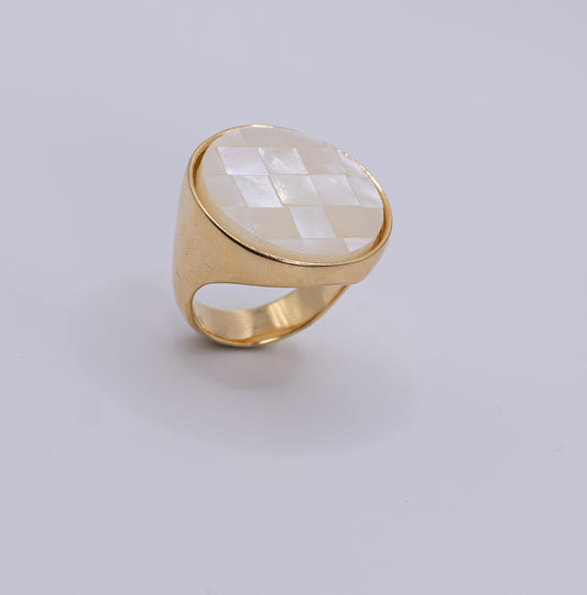 Anello con pietra rotonda