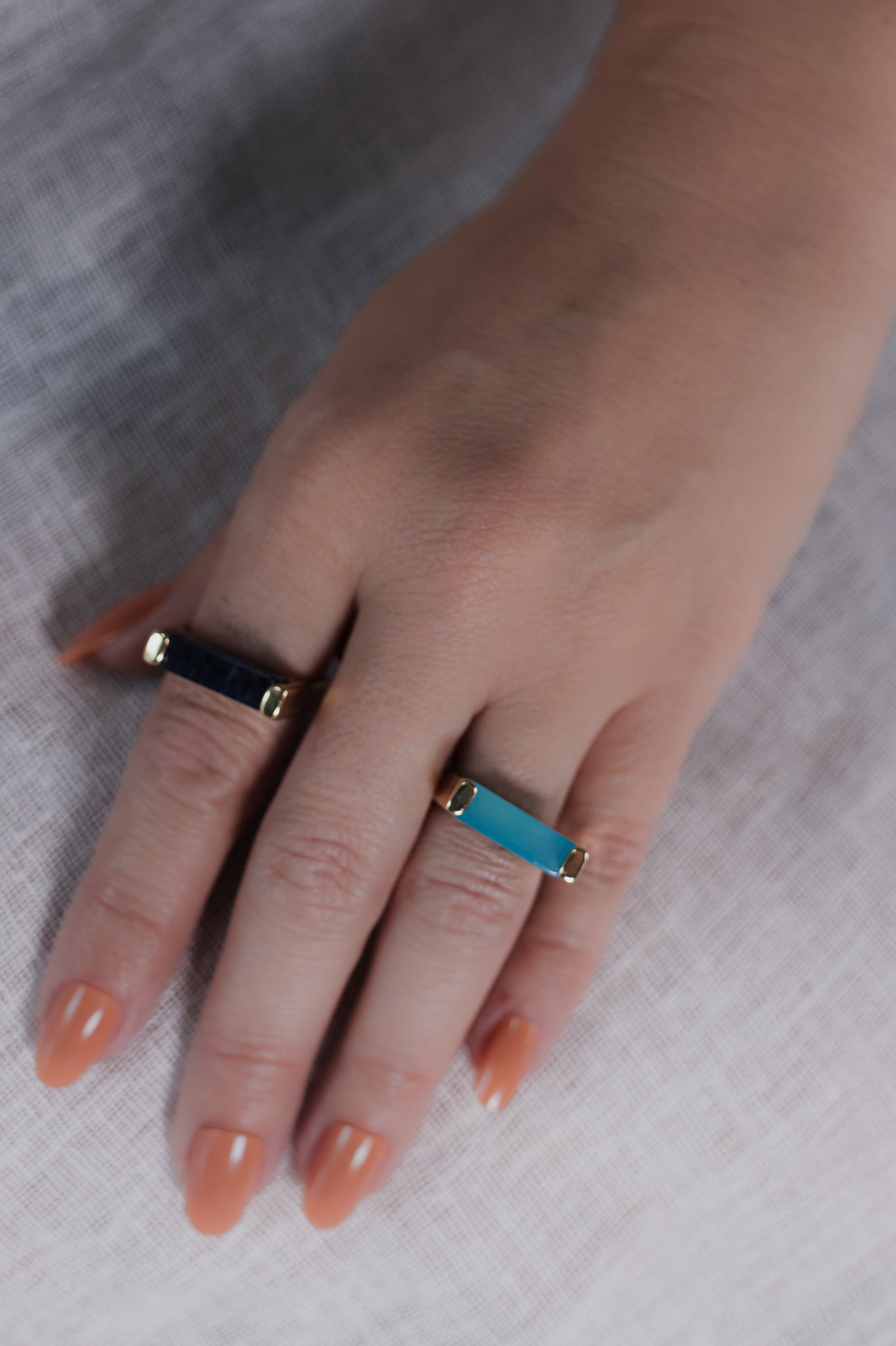 Anello con pietra rettangolare