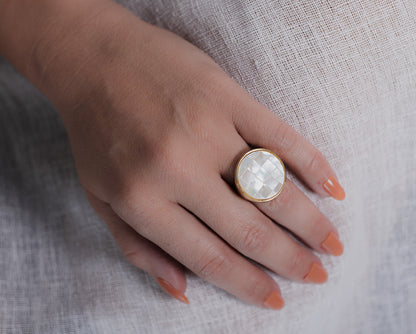 Anello con pietra rotonda
